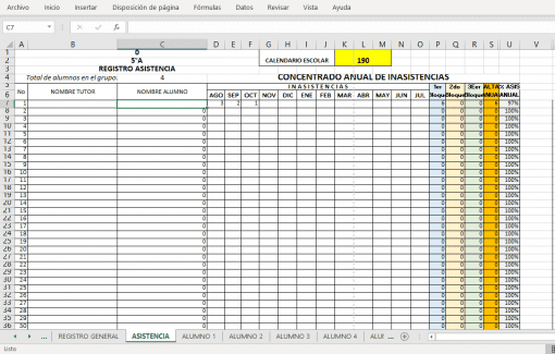 Una captura de pantalla de un Generador De Informes De Evaluación en forma de hoja de cálculo Excel que rastrea la asistencia y las calificaciones de los estudiantes. Las columnas incluyen nombres de estudiantes, fechas y varios parámetros, destacados principalmente.