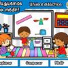 Tres niños están en una colorida aula con herramientas de medición como reglas, balanzas y bloques. La pantalla muestra imágenes de medidas. El texto dice: "¡Juguemos a medir! Unidad didáctica". Los botones dicen: Explorar, Comparar, Medir.