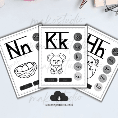 Tres tarjetas ilustradas del abecedario en español muestran: N con un nido, K con un koala y un kiwi, y H con un hámster. Cada tarjeta muestra letras mayúsculas y minúsculas y sílabas relacionadas.