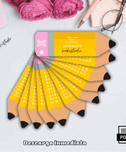 Un juego de tablas de multiplicar coloridas en abanico, diseñadas como lápices, dispuestas sobre un escritorio con una flor rosa, gafas, un cuaderno y un teclado. El texto dice "Descarga inmediata" con un icono de PDF.