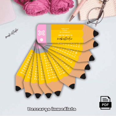 Un juego de tablas de multiplicar coloridas en abanico, diseñadas como lápices, dispuestas sobre un escritorio con una flor rosa, gafas, un cuaderno y un teclado. El texto dice "Descarga inmediata" con un icono de PDF.