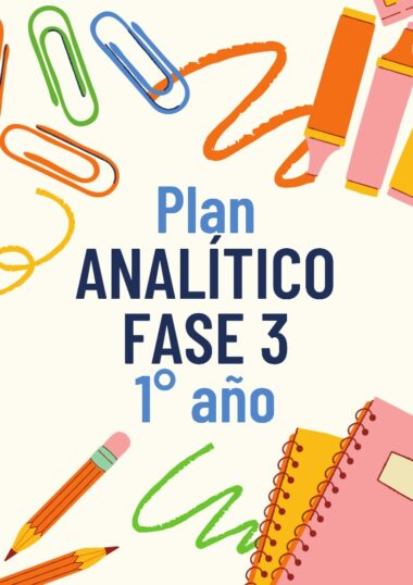 Una imagen que muestra artículos de papelería rodeando el texto "PLAN ANALITICO FASE TRES PRIMER AÑO". Los artículos incluyen clips de colores, resaltadores, un lápiz y cuadernos de espiral. El fondo es de color claro.