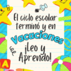 Colorida ilustración con estrellas sonrientes, pelotas de playa, bloques del abecedario y un papel de notas en el que se lee: "El ciclo escolar terminó y en vacaciones leo y aprendo!" en español, promoviendo la lectura y el aprendizaje en verano.