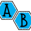 Dos azulejos azules hexagonales con bordes negros y contornos punteados. El mosaico de la izquierda presenta una gran letra negra 