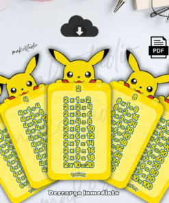 Cinco tablas de multiplicar amarillas de temática Pokémon con Pikachu se muestran en una disposición de abanico sobre un escritorio blanco con artículos de papelería. Cada tarjeta muestra una tabla de multiplicar del 1 al 10 en español.