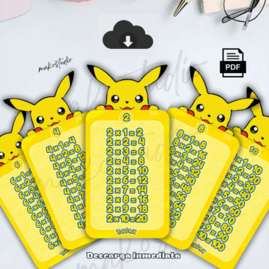 Cinco tablas de multiplicar amarillas de temática Pokémon con Pikachu se muestran en una disposición de abanico sobre un escritorio blanco con artículos de papelería. Cada tarjeta muestra una tabla de multiplicar del 1 al 10 en español.