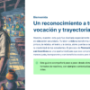 Guía de Estudio PROMOCIÓN HORIZONTAL ARTES – USICAMM 2026 – 2027 + (Simulador 90 Reactivos) 24 Ilustración de un profesor de arte sonriente en su aula, junto a una guía de incentivos profesionales para profesores de secundaria.