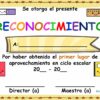 Colorido certificado español con caras sonrientes de dibujos animados, líneas en blanco para el nombre y el curso escolar, y texto que premia el primer puesto por los logros académicos. Libros y reglas decorativos bordean el diseño.