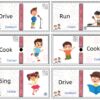Seis tarjetas ilustradas muestran a niños realizando acciones: conducir un coche, correr, cocinar, cantar y leer. Cada tarjeta muestra la palabra de la acción en inglés con su traducción al español debajo.