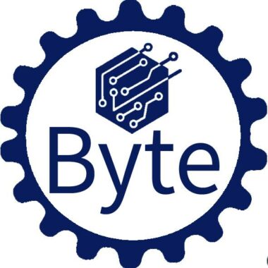 Un borde azul en forma de engranaje encierra un diseño. En el interior, hay un logotipo hexagonal abstracto con líneas y puntos que parecen circuitos. Debajo del logotipo, la palabra "Byte" está escrita en azul. El fondo blanco contrasta con los elementos azules.