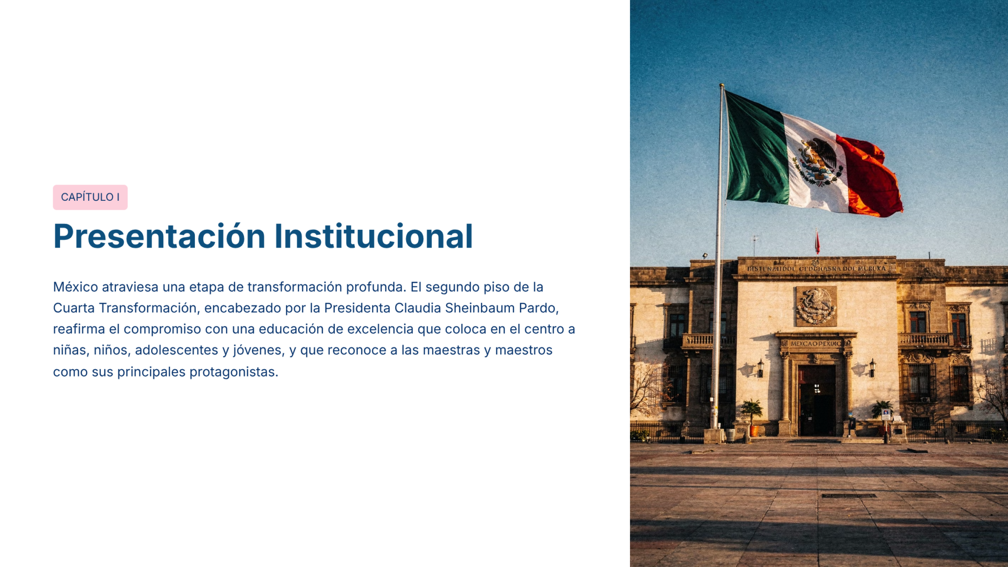 Guía de Estudio PROMOCIÓN HORIZONTAL SUPERVISIÓN – USICAMM 2026 – 2027 + (Simulador 90 Reactivos) 4 Una gran bandera mexicana ondea frente a un edificio histórico con columnas y estatuas. A la izquierda, un texto en español introduce una presentación institucional sobre la reforma educativa en México.