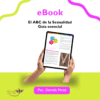Una persona sostiene una tableta que muestra el libro digital 