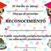 Colorido diploma preescolar en español con ilustraciones de dos niños con toga y birrete de graduación, libros y material escolar. El diploma reconoce la finalización de la educación preescolar.