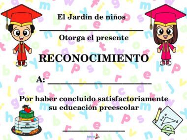 Colorido diploma preescolar en español con ilustraciones de dos niños con toga y birrete de graduación, libros y material escolar. El diploma reconoce la finalización de la educación preescolar.