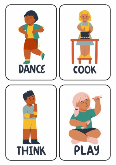 Ilustración de cuatro niños realizando actividades animadas: uno de ellos, que lleva la etiqueta "Bailar", está bailando; otro, que lleva la etiqueta "Cocinar", está cocinando en una mesa; un tercero, que lleva la etiqueta "Pensar", está pensando con la mano en la barbilla y el último, que lleva la etiqueta "Jugar", está jugando con juguetes mientras está sentado. Esta ilustración captura la esencia de las vibrantes tarjetas didácticas de 52 verbos de acción.