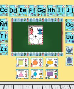 Pared de la clase con una tabla del abecedario, cada letra emparejada con una imagen, carteles de matemáticas y formas debajo, y decoraciones de personajes de dibujos animados, incluido Stitch de Lilo & Stitch, alrededor de una pizarra verde.