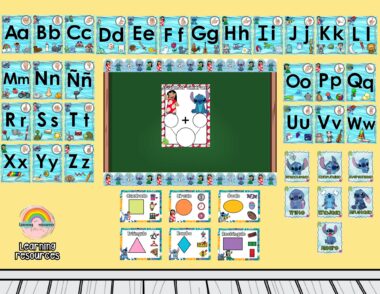 Pared de la clase con una tabla del abecedario, cada letra emparejada con una imagen, carteles de matemáticas y formas debajo, y decoraciones de personajes de dibujos animados, incluido Stitch de Lilo & Stitch, alrededor de una pizarra verde.