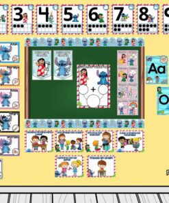 Colorida pared de clase con números del 1 al 10, vocales del alfabeto, nombres de colores en inglés y español, además de niños ilustrados que muestran las normas y valores de la clase. En el centro hay una pizarra con una actividad matemática.