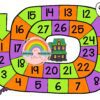 Un colorido juego de mesa de temática de Halloween con espacios numerados de color naranja, morado y verde. Una momia, un fantasma, un esqueleto, un murciélago y una casa encantada se ilustran a lo largo del camino. El logotipo 