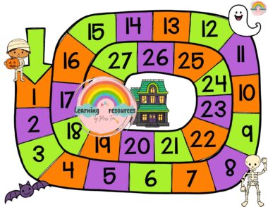Un colorido juego de mesa de temática de Halloween con espacios numerados de color naranja, morado y verde. Una momia, un fantasma, un esqueleto, un murciélago y una casa encantada se ilustran a lo largo del camino. El logotipo "learning resources by Mrs F" aparece en el centro.