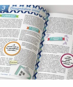 Un primer plano de un libro educativo abierto sobre un escritorio que muestra una página colorida y bien iluminada con texto numerado y viñetas, íconos y texto en español.