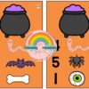 Dos cartas naranjas muestran calderos con poción morada y números del 1 al 5. La tarjeta de la izquierda tiene un gusano, un murciélago y un hueso. La tarjeta de la derecha muestra un caldero, un gusano, una araña y un globo ocular. En el centro hay un logotipo del arco iris.