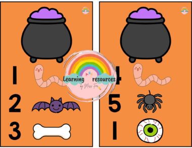 Dos cartas naranjas muestran calderos con poción morada y números del 1 al 5. La tarjeta de la izquierda tiene un gusano, un murciélago y un hueso. La tarjeta de la derecha muestra un caldero, un gusano, una araña y un globo ocular. En el centro hay un logotipo del arco iris.