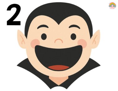 Cara de vampiro de dibujos animados con orejas puntiagudas, colmillos, boca muy abierta y cuello negro. En la esquina superior izquierda aparece el número 2 y en la derecha, un pequeño logotipo en forma de arco iris.