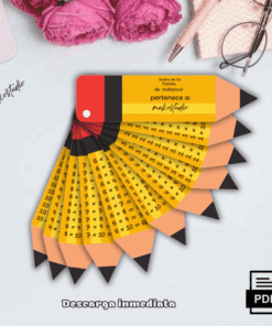 Un juego de tablas de multiplicar con forma de lápiz, dispuestas en abanico sobre una superficie plana, con un cuaderno rosa, gafas y un bolígrafo cerca. Un icono de descarga de PDF y el texto "Descarga inmediata" aparecen en la parte inferior.