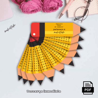 Un juego de tablas de multiplicar con forma de lápiz, dispuestas en abanico sobre una superficie plana, con un cuaderno rosa, gafas y un bolígrafo cerca. Un icono de descarga de PDF y el texto "Descarga inmediata" aparecen en la parte inferior.