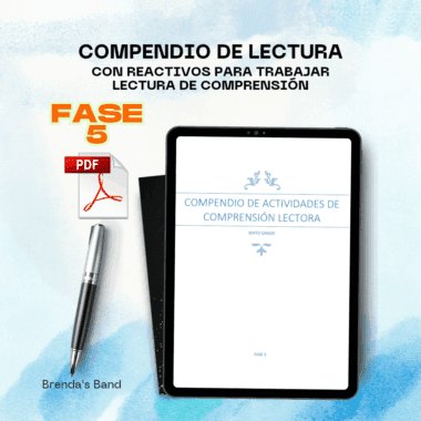 Una tableta digital muestra un cuaderno de ejercicios de comprensión lectora en español, acompañado de un bolígrafo, un cuaderno negro cerrado y un icono PDF con la etiqueta "FASE 5" sobre un fondo azul y blanco texturizado.