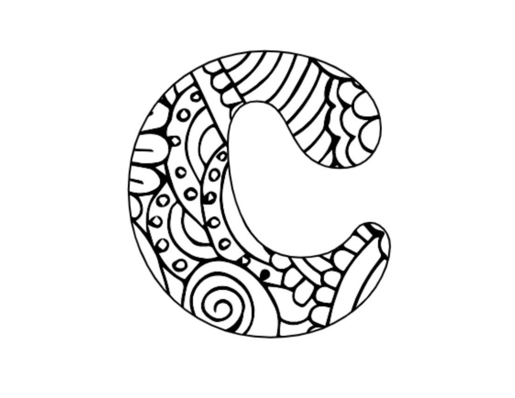 MANDALAS PARA COLOREAR ABECEDARIO 4 Letra "C" en blanco y negro rellena de diversos motivos decorativos dibujados a mano, como remolinos, puntos y líneas curvas, sobre un fondo blanco liso.