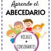 Colorido cartel educativo titulado "Aprendo el Abecedario. Ilustrado" que presenta dibujos animados de niños y las palabras "Vocales + Consonantes" dentro de un círculo rosa. Un borde azul decorativo con guiones blancos rodea la imagen.