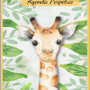 Agenda Perpetua Escolar y/o Personal Animales en Acuarela Ilustración de la cabeza de una jirafa asomando entre hojas verdes sobre fondo amarillo, con el texto "Agenda Perpetua Escolar" y "Animales en Acuarela" en fuente script.