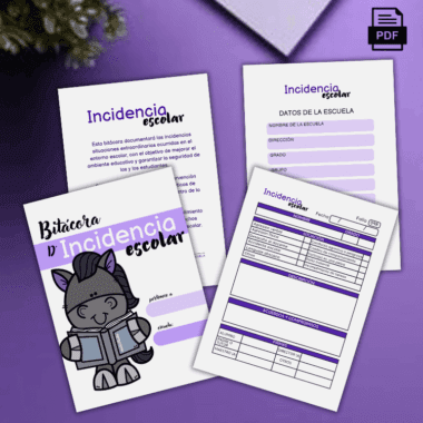 Cuatro hojas de registro de incidentes escolares con detalles en morado se muestran sobre una superficie morada. En la portada aparece un caballo de dibujos animados leyendo un libro. Las otras páginas muestran formularios para registrar incidentes escolares e información sobre los alumnos.