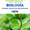 Una mano sostiene una lupa sobre hojas verdes. El texto de arriba dice: "Programa Analítico y Plano Didáctico Biología Primer Grado de Secundaria NEM". En la parte superior aparece el logotipo de NEM.