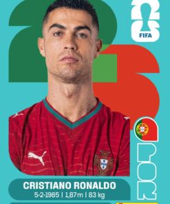 Calcomanía de fútbol Panini de Cristiano Ronaldo con camiseta roja de Portugal, estadísticas (nacido el 5-2-1985, 1,87 m, 83 kg), Al-Nassr FC (KSA) y logotipos de la FIFA y Portugal sobre fondo verde azulado.