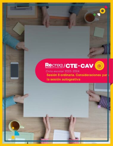 Tres personas están sentadas alrededor de una mesa, sosteniendo una hoja de papel en blanco. En la parte superior de la imagen se lee "Recrea/CTE-CAV" con texto adicional sobre una sesión escolar en español. Hay elementos coloridos y un borde amarillo que rodea la imagen.