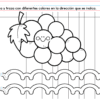 Un dibujo en blanco y negro de uvas con una cara sonriente aparece sobre dos líneas de calco onduladas. Ideal para PREESCOLAR 1 CUADERNILLO DE TRABAJO 2026, guía de instrucciones en español para calcar y colorear sobre fondo cuadriculado.