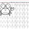 Una hoja de trabajo de PREESCOLAR 1 CUADERNILLO DE TRABAJO 2026 muestra un cangrejo de dibujos animados y líneas discontinuas en zigzag. Las instrucciones en español piden a los niños que tracen los dibujos con distintos colores, siguiendo la dirección indicada.