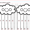 Dos nubes sonrientes con líneas de puntos debajo señalan iconos de tijeras en columnas. Puntos rosas y X azules alternados forman una columna a la izquierda. Las instrucciones en español para PREESCOLAR 1 CUADERNILLO DE TRABAJO 2026 aparecen en la parte superior.