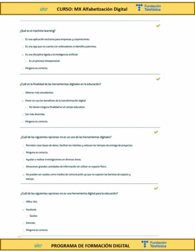 Captura de pantalla del cuestionario en línea titulado "CURSO: MX Alfabetización Digital" con el logo de Fundación Telefónica en diferentes secciones. El cuestionario incluye preguntas de opción múltiple sobre herramientas de alfabetización digital y aprendizaje automático.
