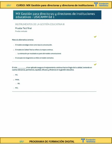 Una página de prueba online titulada "Prueba Test final" para un curso de gestión educativa. Se muestran preguntas con opciones de opción múltiple. En el encabezado se menciona el curso y la edición, mientras que en el pie de página aparecen los logos de Fundación Telefónica y el programa de formación digital.