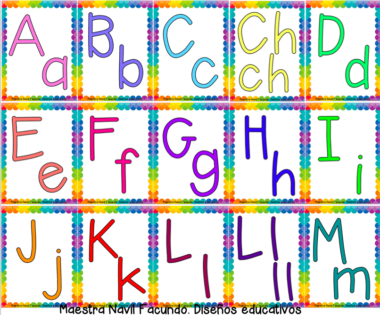 Un gráfico colorido que muestra las letras mayúsculas y minúsculas del alfabeto de la A a la L. Cada par de letras (mayúsculas y minúsculas) se muestra en un cuadro rectangular separado y decorado con colores brillantes. El texto "Abecedario clásico en español" está en la parte inferior.