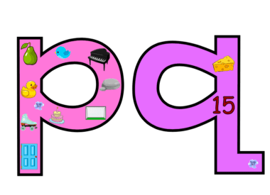 Grandes letras minúsculas "p" y "q" en rosa con varias imágenes dentro y alrededor: una pera, un pájaro azul, un piano negro, un pato de goma, una gorra gris, un patín, una tarta de cumpleaños, un calendario, un queso y el número 15. La letra Q también presenta una ilustración de una puerta azul. Perfecto para Tarjetas interactivas del abecedario.