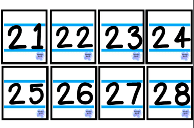 En el estilo de cuaderno de la edición Fecha Flip, ocho tarjetas numeradas en dos filas muestran números del 21 al 28. Cada tarjeta cuenta con un número negro llamativo sobre un fondo blanco adornado con líneas azules, que recuerda a una página nítida de un elegante cuaderno.