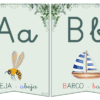 Dos tarjetas alfabéticas ilustradas: una para la "A" con el dibujo de una abeja y las palabras "Abeja - abeja", y otra para la "B" con el dibujo de un barco y las palabras "Barco - barco". Hojas verdes enmarcan la parte superior de cada tarjeta.