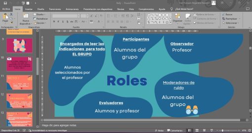 Una diapositiva de "Rally de retos" titulada "Roles" muestra una lista de roles con sus descripciones. Los roles incluyen: "Encargados de leer las indicaciones para todo el grupo", "Participantes", "Evaluadores", "Observador" y "Moderadores de ruido". Esta diapositiva, ambientada en el contexto de una manifestación, está en español.