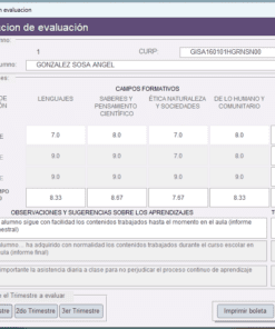 Una captura de pantalla de una interfaz de tarea de evaluación en un sistema de gestión escolar. Incluye campos para detalles del estudiante y del curso, puntajes de evaluación trimestral en diferentes materias, observaciones y sugerencias. Hay opciones disponibles para guardar o imprimir el informe.