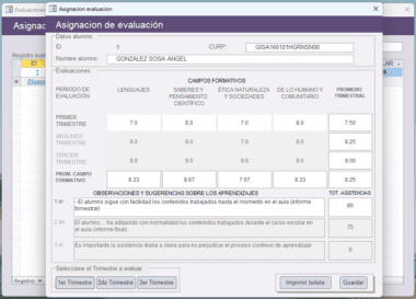 Una captura de pantalla de una interfaz de tarea de evaluación en un sistema de gestión escolar. Incluye campos para detalles del estudiante y del curso, puntajes de evaluación trimestral en diferentes materias, observaciones y sugerencias. Hay opciones disponibles para guardar o imprimir el informe.